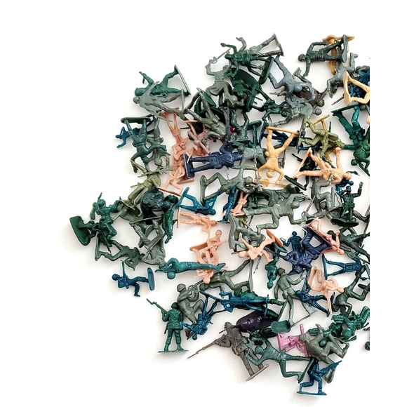 Huge Vintage Lot Of 139 Plastic Army Men Toy Soldiers Multicolor - Picture 2 of 3